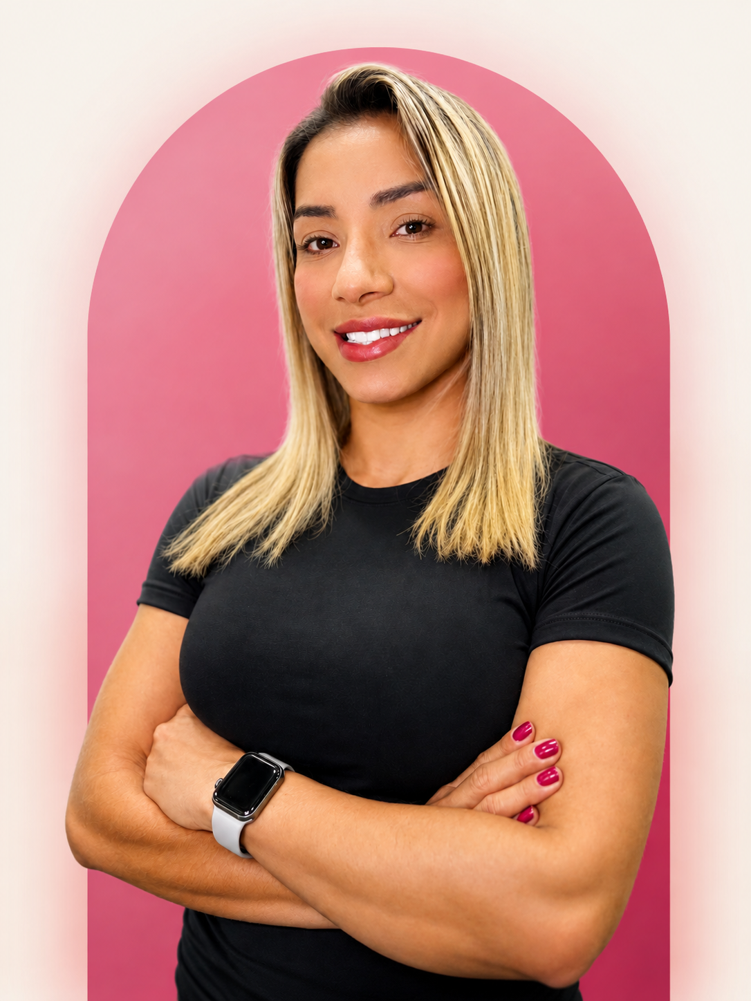 Elaine Farias de braços cruzados, com camiseta preta e fundo em arco rosa